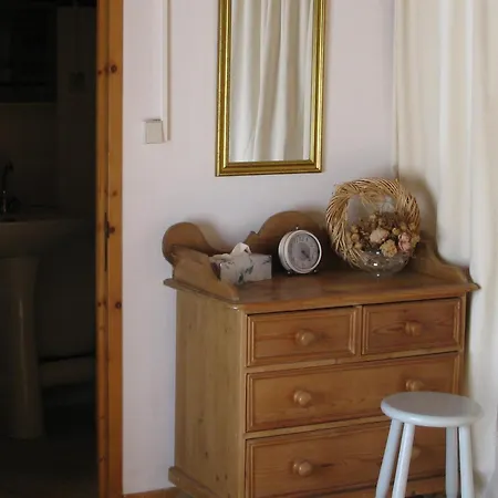 Дом отдыха Mulberry 1 Bed Sleeps 2 Pool & Garden