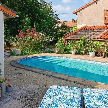 1 Bed - Sleeps 2 - Pool - Parking - Wifi *
