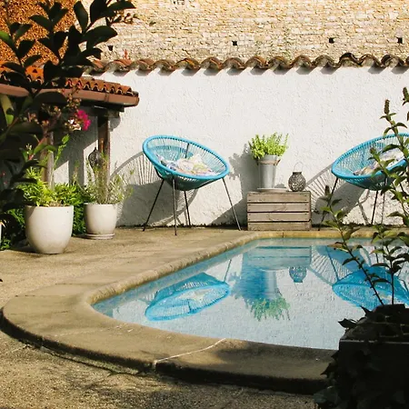 1 Bed - Sleeps 2 - Pool - Parking - Wifi *