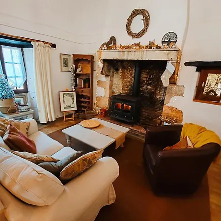 Holiday home 1 Bed - Sleeps 2 - Pool - Parking - Wifi
