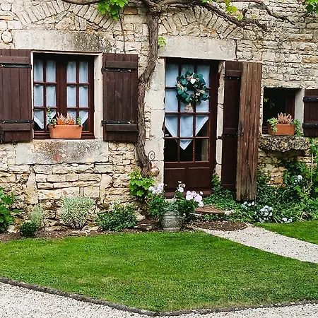 1 Bed - Sleeps 2 - Pool - Parking - Wifi *