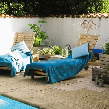 1 Bed - Sleeps 2 - Pool - Parking - Wifi Holiday home Champniers (Charente)