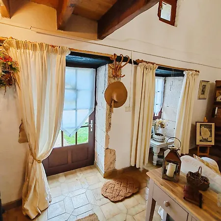 1 Bed - Sleeps 2 - Pool - Parking - Wifi בית נופש *
